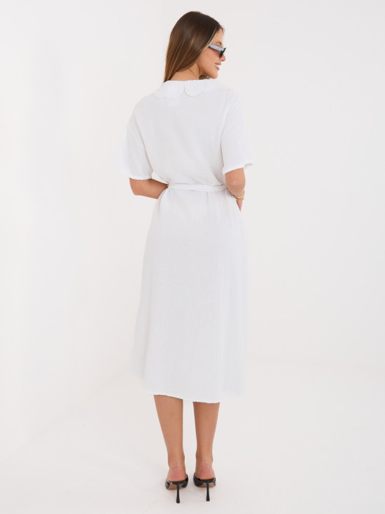 Bílé rozšířené midi šaty s páskem a kapsami
