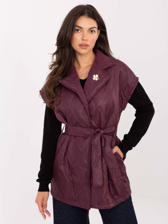 Elegantní bordó prošívaná vesta s páskem