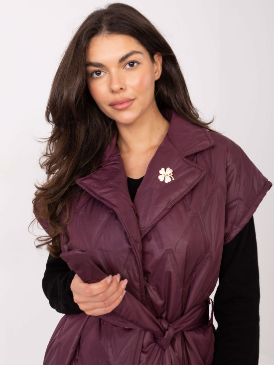 Elegantní bordó prošívaná vesta s páskem