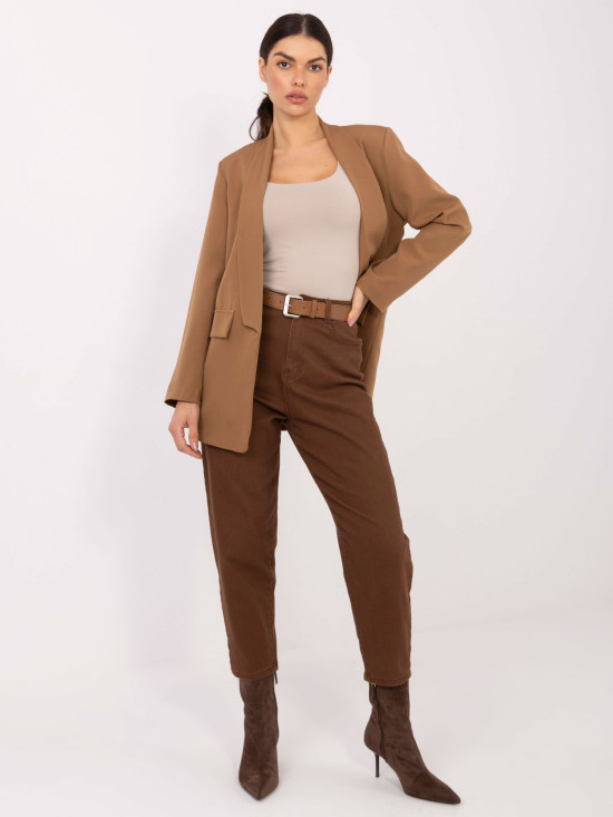 Hnědé mom jeans s páskem