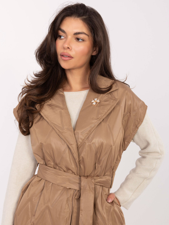 Elegantní hnědá prošívaná vesta s páskem a broží