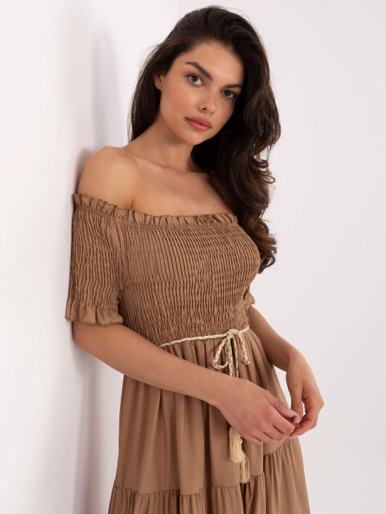 Camel hnědé letní šaty s off-shoulder střihem