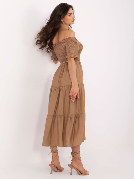 Camel hnědé letní šaty s off-shoulder střihem