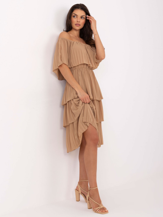 Camel hnědé elegantní off-shoulder šaty s volánem