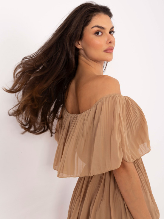 Camel hnědé elegantní off-shoulder šaty s volánem