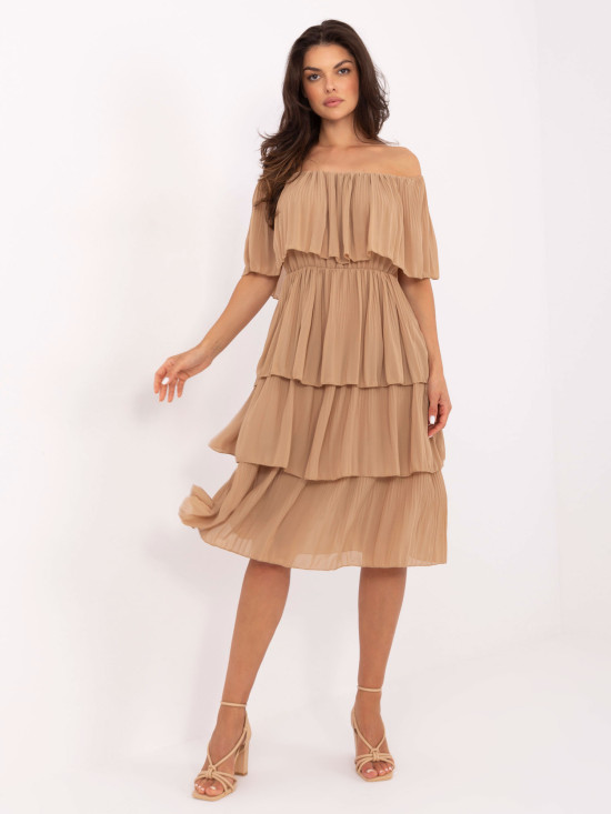 Camel hnědé elegantní off-shoulder šaty s volánem