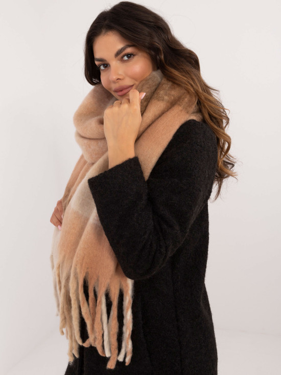 Hnědá šála s kostkovaným vzorem