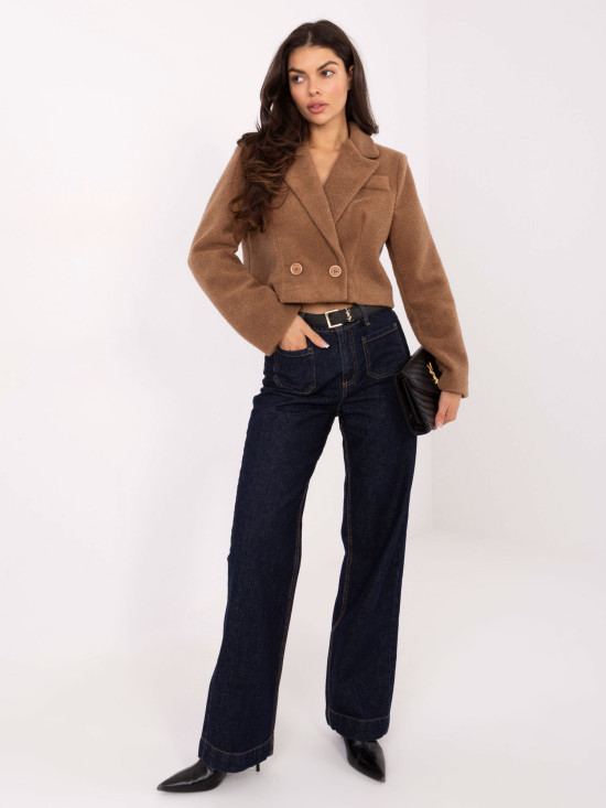 Krátký elegantní kabát v hnědé barvě