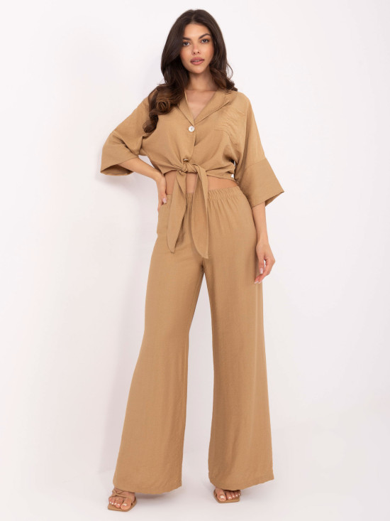 Elegantní komplet v camel barvě