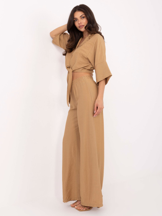 Elegantní komplet v camel barvě