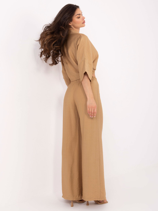 Elegantní komplet v camel barvě