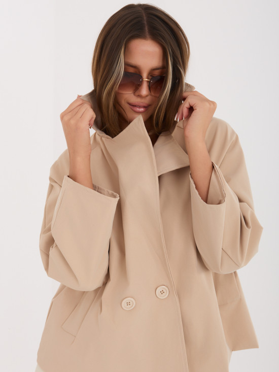 Krátký přechodný kabát v camel barvě