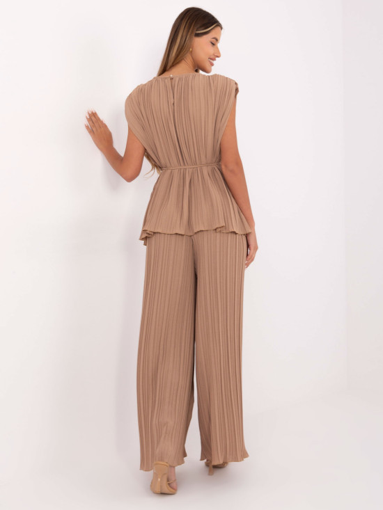 Elegantní komplet v camel barvě