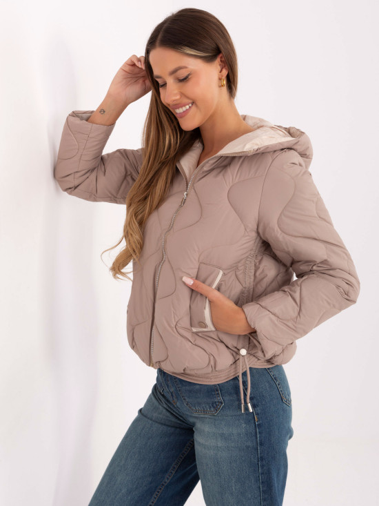 Pohodlná béžová prošívaná bunda s kapucí