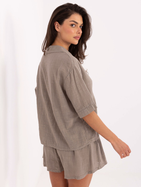 Tmavě béžový komplet s košilí a šortkami