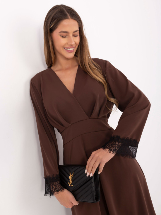 Elegantní hnědé midi šaty s krajkou a dlouhým rukávem