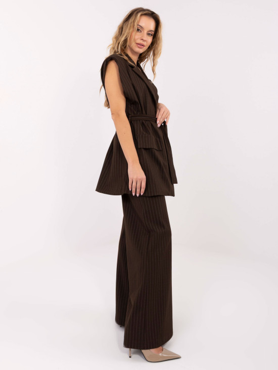 Elegantní hnědá pruhovaná vesta s páskem