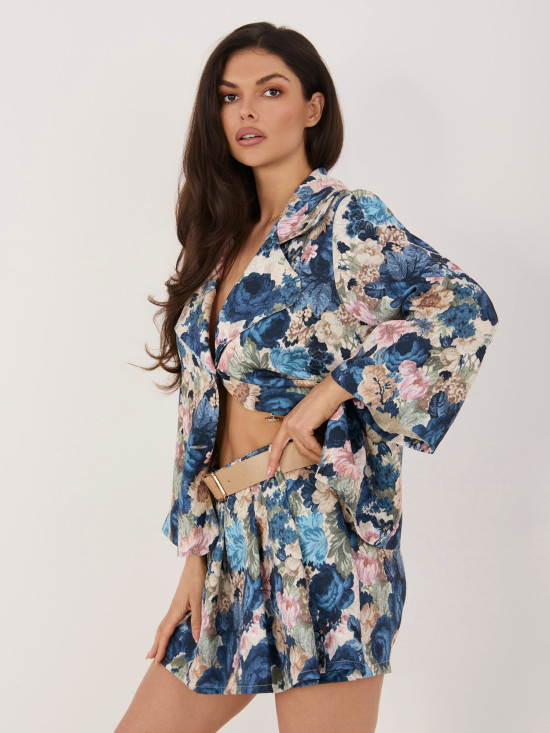 Tmavě modré květované šortky se širokými kalhotami a páskem