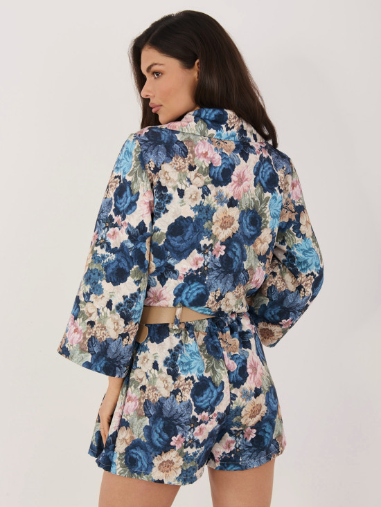 Tmavě modré květované šortky se širokými kalhotami a páskem