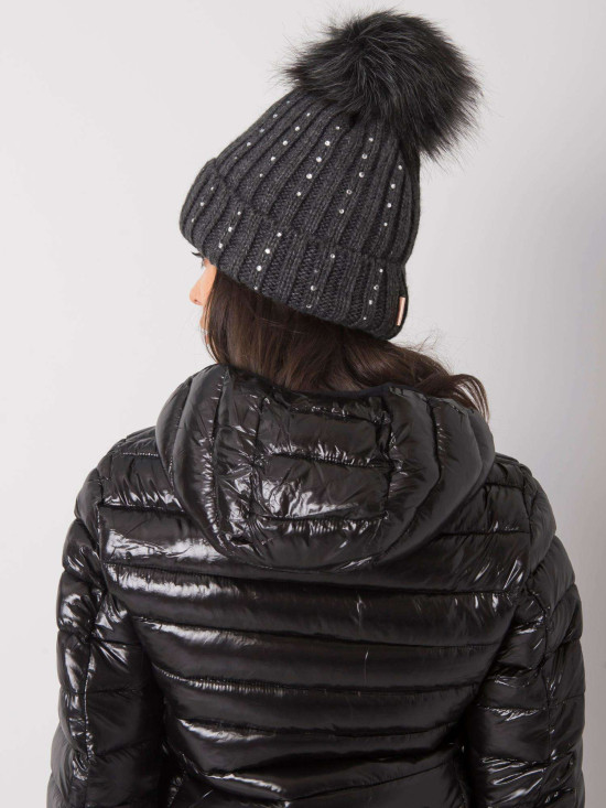 Tmavě šedá zateplená čepice s aplikacemi