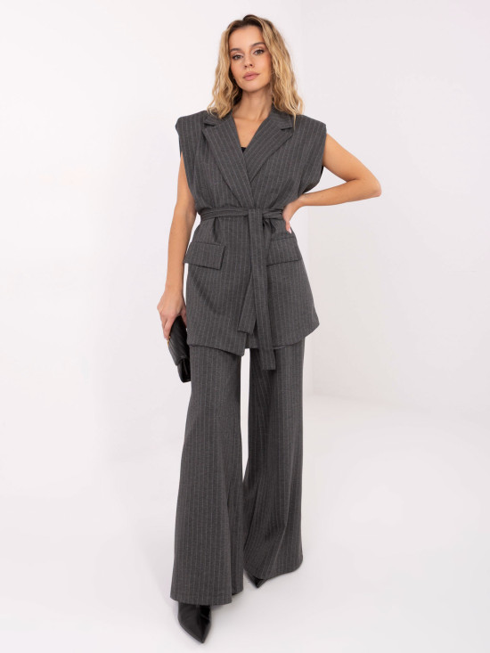 Elegantní šedá pruhovaná vesta s páskem