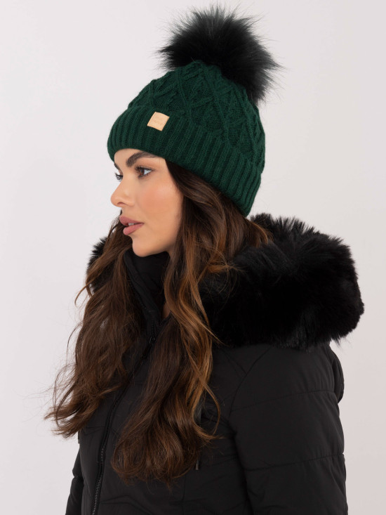 Zimní čepice s bambulí v tmavě zelené barvě