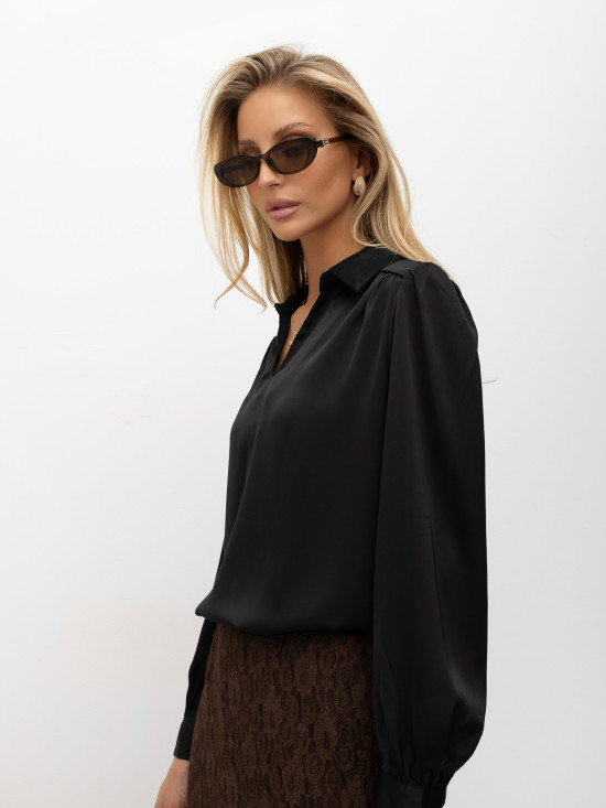 Elegantní černá halenka s V výstřihem a nabíranými rukávy