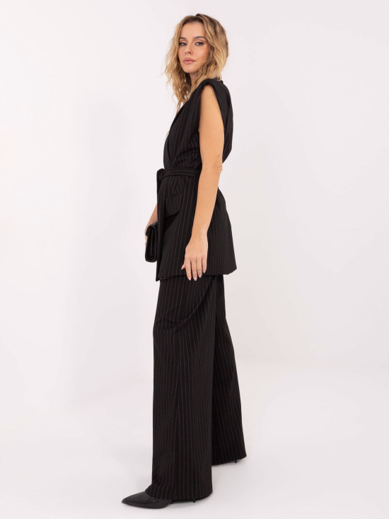 Elegantní černá pruhovaná vesta s páskem