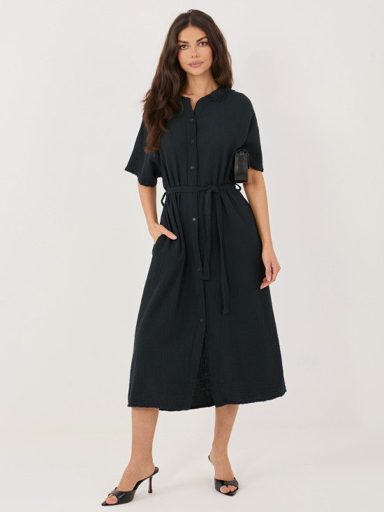 Černé rozšířené midi šaty s páskem a kapsami