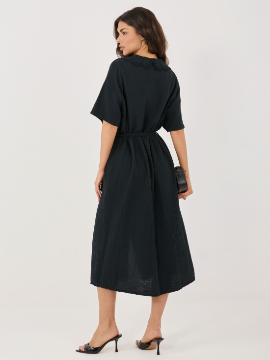 Černé rozšířené midi šaty s páskem a kapsami