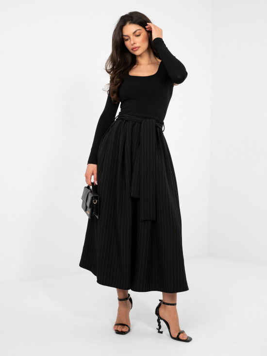 Černá elegantní midi sukně s páskem a kapsami