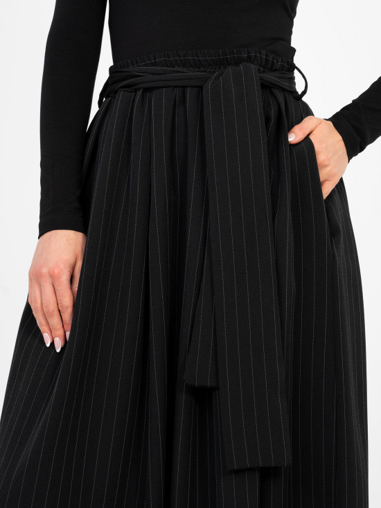 Černá elegantní midi sukně s páskem a kapsami