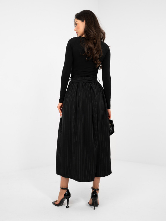 Černá elegantní midi sukně s páskem a kapsami