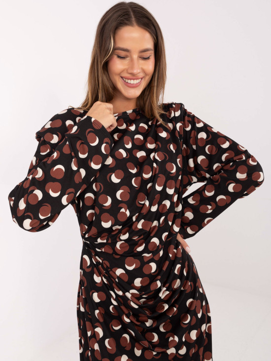 Černé midi šaty s geometrickým vzorem a řasením