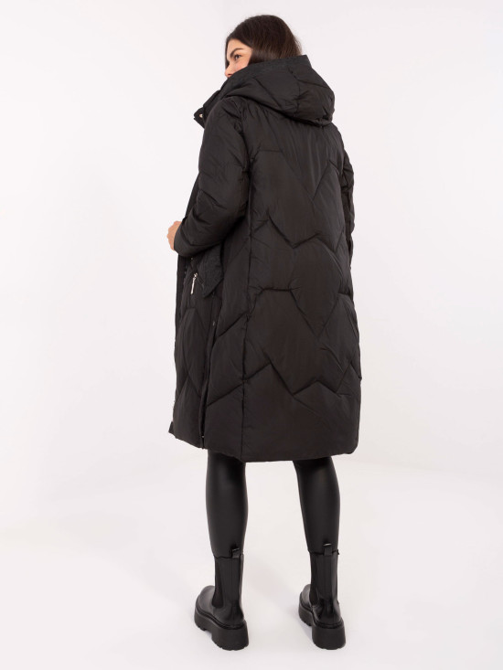 Dlouhý černý prošívaný kabát s kapucí
