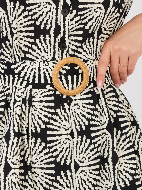 Černé šaty s páskem a volánem