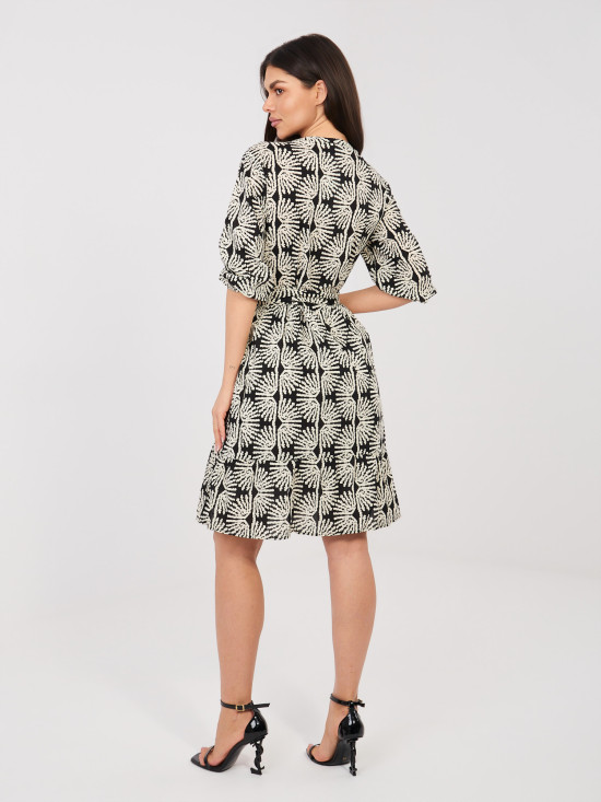 Černé šaty s páskem a volánem