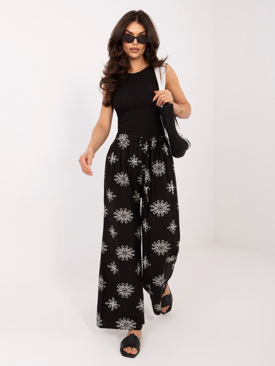Černé palazzo kalhoty s páskem a potiskem