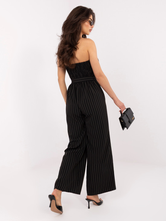 Černý pruhovaný overal s páskem a širokými kalhotami