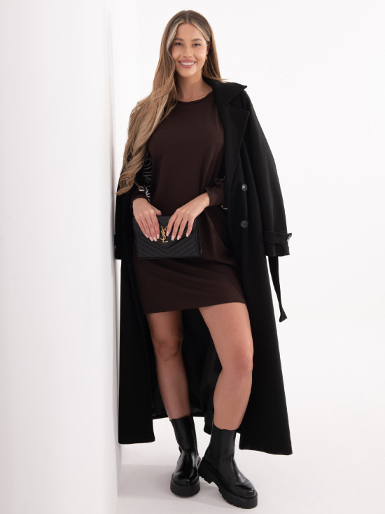 Krátké hnědé šaty s výšivkou a nabíranými rukávy