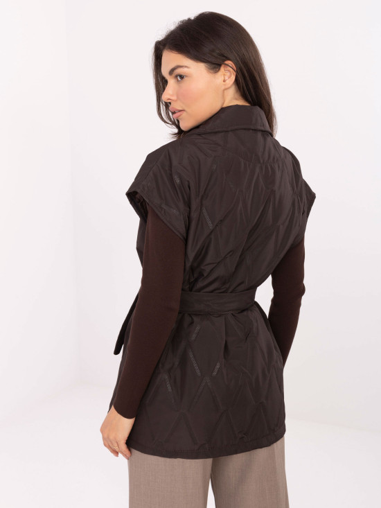 Elegantní prošívaná vesta s páskem v tmavě hnědé barvě