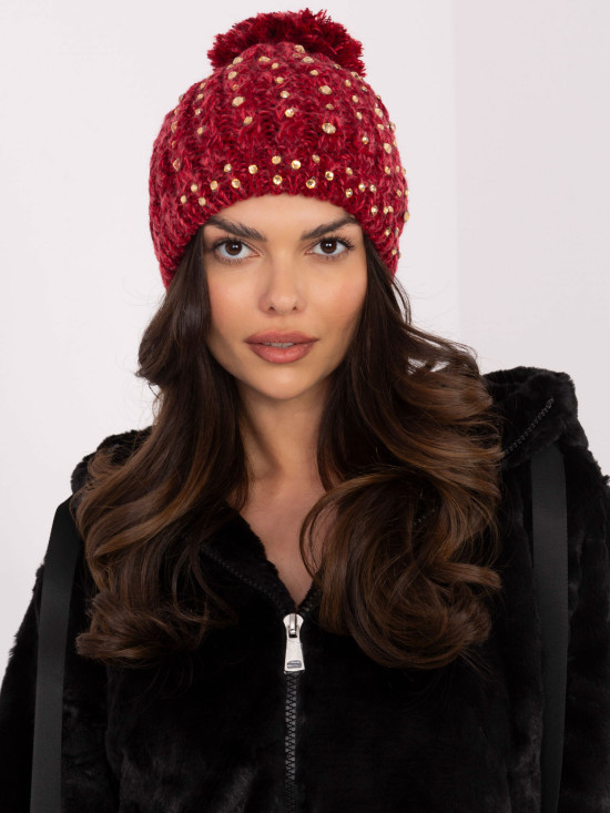 Elegantní červená čepice s aplikací