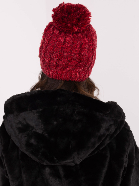 Elegantní červená čepice s aplikací