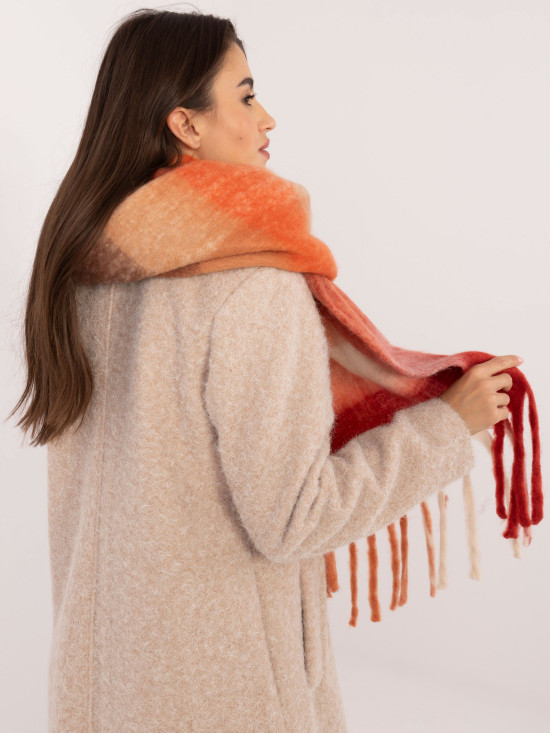 Červená šála s kostkovaným vzorem