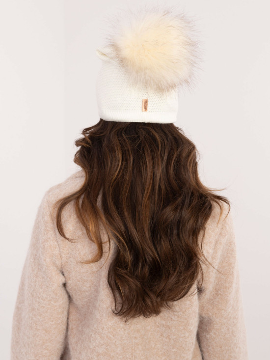 Ecru zimní čepice s bambulí