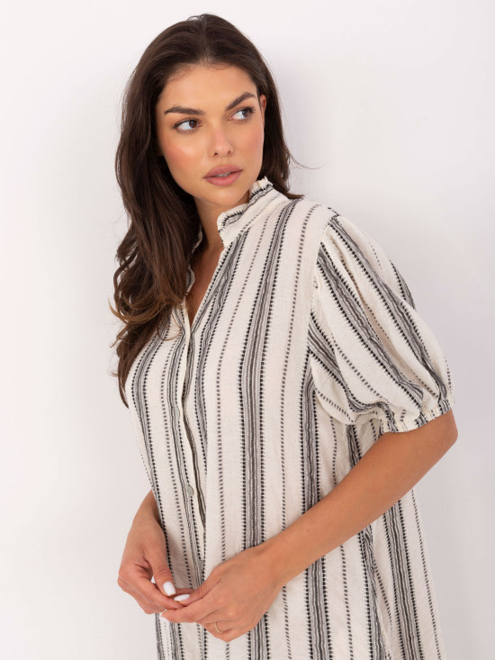 Oversize šaty s V výstřihem v bílo-černé kombinaci