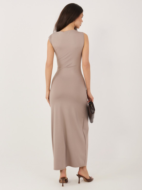 Elegantní tmavě béžové midi šaty s vodopádovým výstřihem