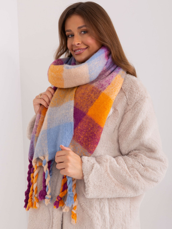 Fialová šála s třásněmi