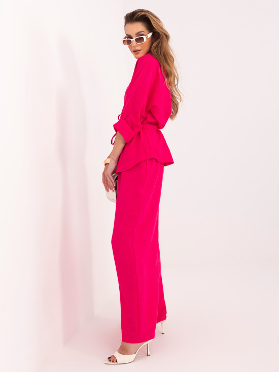 Elegantní růžová souprava s košilí a širokými kalhotami