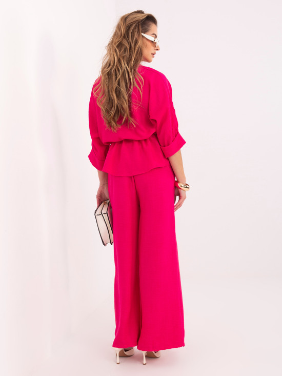 Elegantní růžová souprava s košilí a širokými kalhotami